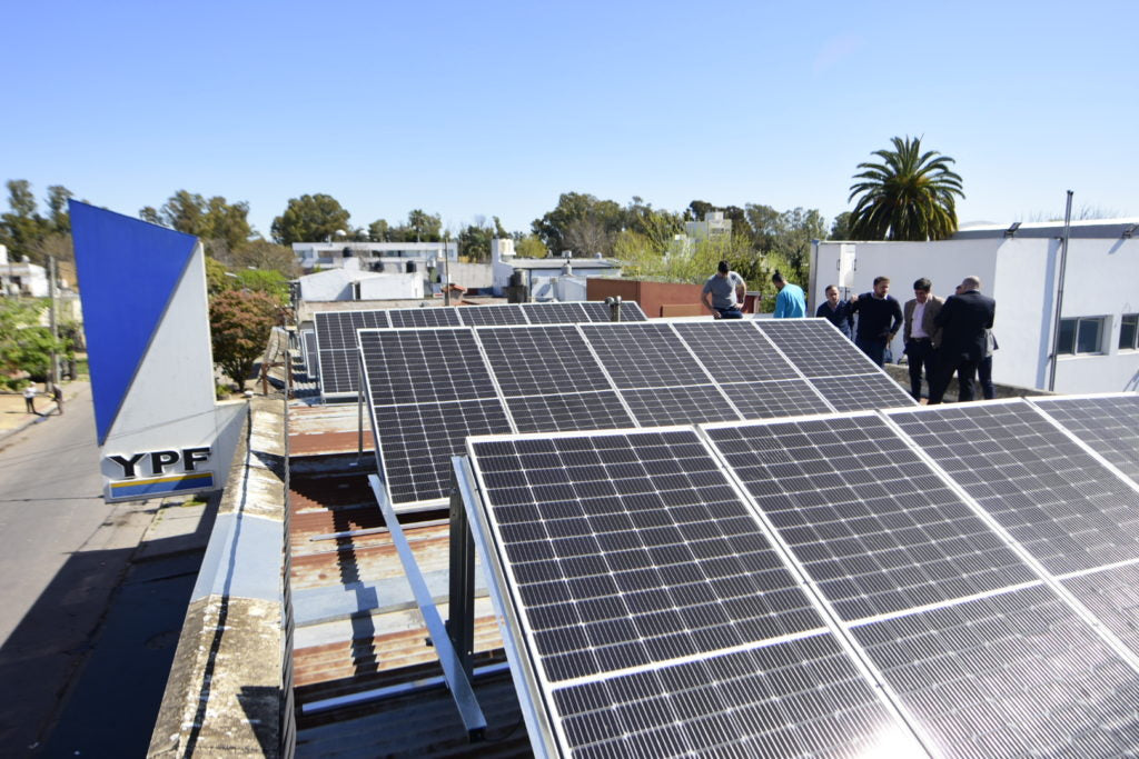 Inauguran un sistema fotovoltaico en una gasolinera de la ciudad argentina de La Plata